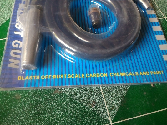 ชุดปืนพ่นทรายทำความสะอาดผิวชิ้นงาน แค่ต่อลมเข้าใช้งานดูทรายหรือผงเหล็กพ่นได้เลย มีหัวพุ่นให้สองอันไว้เปลี่ยนได้