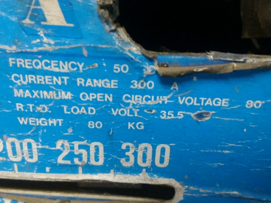 เครื่องเชื่อมโลหะ ขนาด 300 A. แบบคอยล์ทองแดง ยี่ห้อ ATM พร้อมใช้งานหนักๆสบายทนมาก ใช้ไฟ 220 V. ด้านหลังมีพัดลมระบายอากาศด้วย