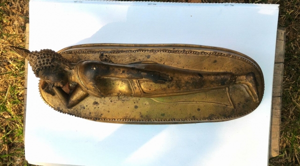 พระบ้าน พระบูชาปางไสยาสน์ พระประจำคนเกิดวันอังคาร องค์ใหญ่ ขนาดฐาน 12.5นิ้ว เนื้อทองเหลืองหนาและหนัก ใต้ฐานฝังลูกอมเรียกทรัพย์และลูกแก้วมหาเมตตา งามมาก