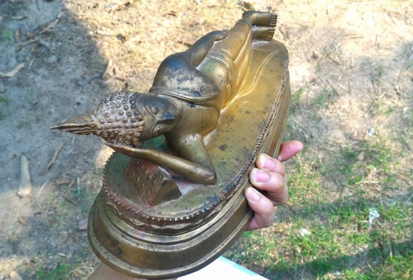 พระบ้าน พระบูชาปางไสยาสน์ พระประจำคนเกิดวันอังคาร องค์ใหญ่ ขนาดฐาน 12.5นิ้ว เนื้อทองเหลืองหนาและหนัก ใต้ฐานฝังลูกอมเรียกทรัพย์และลูกแก้วมหาเมตตา งามมาก