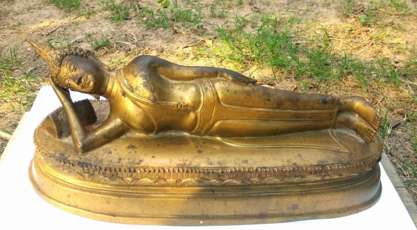 พระบ้าน พระบูชาปางไสยาสน์ พระประจำคนเกิดวันอังคาร องค์ใหญ่ ขนาดฐาน 12.5นิ้ว เนื้อทองเหลืองหนาและหนัก ใต้ฐานฝังลูกอมเรียกทรัพย์และลูกแก้วมหาเมตตา งามมาก