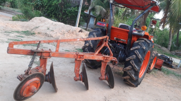 ขายตามสภาพ รถไถคูโบต้า 47 แรง อุปกรณ์มี ผาลดันหน้า  โลตารี่ ผาล3 ผาล5 อุปกรณ์เป็นของตราช้างทั้งหมด พร้อมใช้งาน