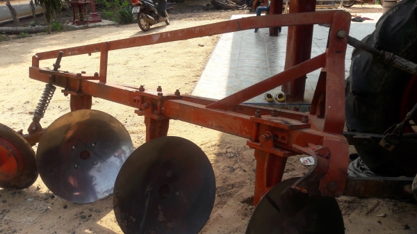 ขายตามสภาพ รถไถคูโบต้า 47 แรง อุปกรณ์มี ผาลดันหน้า  โลตารี่ ผาล3 ผาล5 อุปกรณ์เป็นของตราช้างทั้งหมด พร้อมใช้งาน