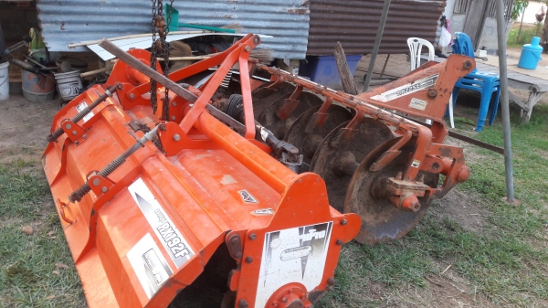 ขายตามสภาพ รถไถคูโบต้า 47 แรง อุปกรณ์มี ผาลดันหน้า  โลตารี่ ผาล3 ผาล5 อุปกรณ์เป็นของตราช้างทั้งหมด พร้อมใช้งาน