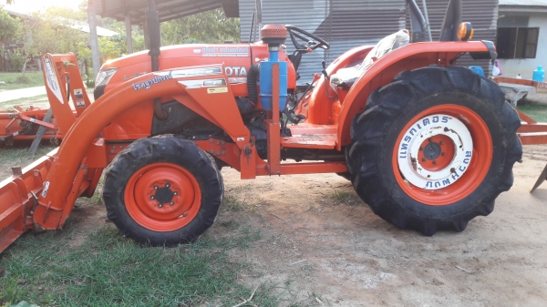 ขายตามสภาพ รถไถคูโบต้า 47 แรง อุปกรณ์มี ผาลดันหน้า  โลตารี่ ผาล3 ผาล5 อุปกรณ์เป็นของตราช้างทั้งหมด พร้อมใช้งาน