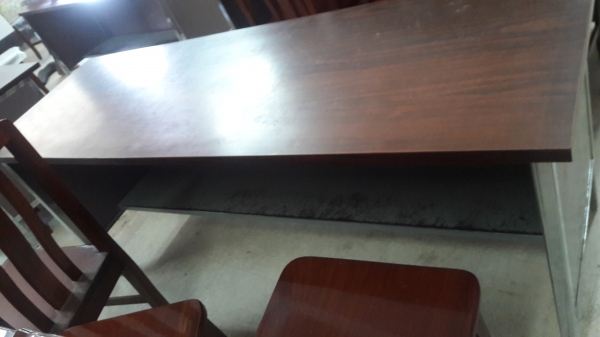 ขายเก้าอี้ไม้สักเก่าและโต๊ะตามสภาพ