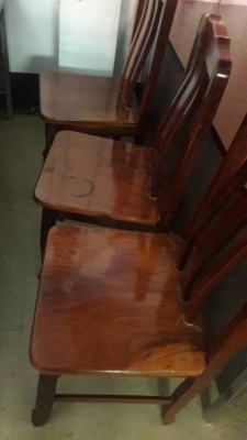 ขายเก้าอี้ไม้สักเก่าและโต๊ะตามสภาพ