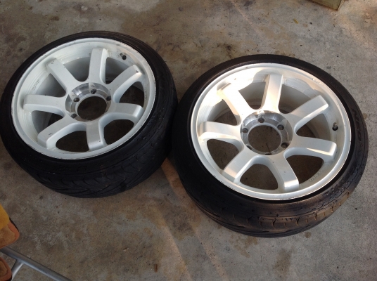 แม็กเลนโซ่ 1 ชุด ขอบ 18  ขนาด 9 นิ้ว  มียางแค่พอใช้ได้ให้ด้วยครับ