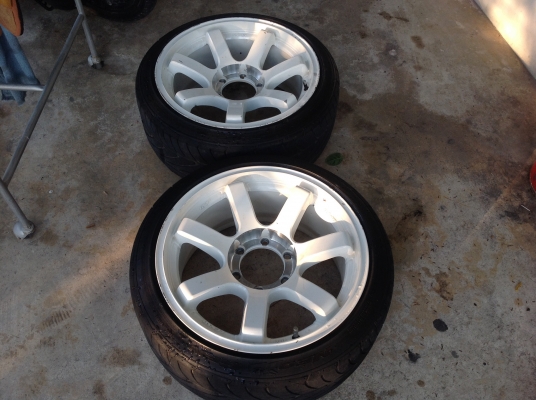 แม็กเลนโซ่ 1 ชุด ขอบ 18  ขนาด 9 นิ้ว  มียางแค่พอใช้ได้ให้ด้วยครับ