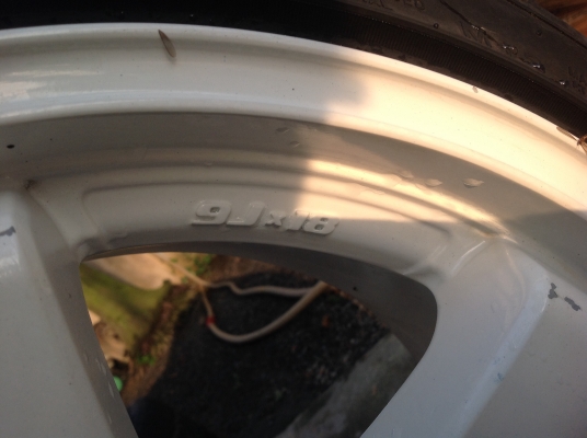 แม็กเลนโซ่ 1 ชุด ขอบ 18  ขนาด 9 นิ้ว  มียางแค่พอใช้ได้ให้ด้วยครับ