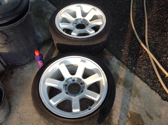 แม็กเลนโซ่ 1 ชุด ขอบ 18  ขนาด 9 นิ้ว  มียางแค่พอใช้ได้ให้ด้วยครับ