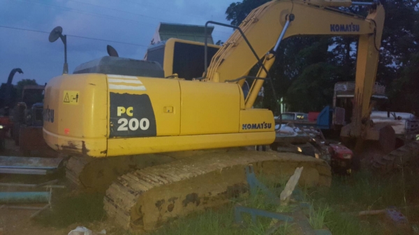 ขายรถแบคโฮ KOMATSU PC200-8 เอกสารเล่มทะเบียน ราคา 1650000