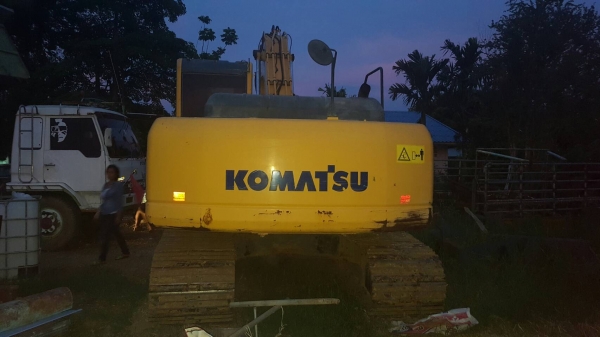 ขายรถแบคโฮ KOMATSU PC200-8 เอกสารเล่มทะเบียน ราคา 1650000