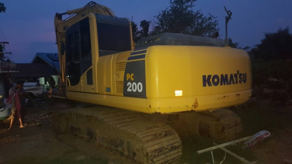 ขายรถแบคโฮ KOMATSU PC200-8 เอกสารเล่มทะเบียน ราคา 1650000