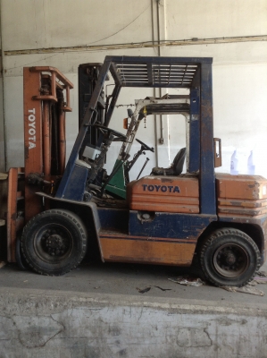 +++ ขายโฟล์คลิฟท์  TOYOTA 5FD25  ขนาด  2.5  ตัน  (รถเก่าเก็บ  ไม่ได้ใช้จอดทิ้งไว้  สภาพพร้อมใช้)  เครื่องยนต์ดีเซล  เสา  3  เมตร  เกียร์ธรรมดา  ยางลม