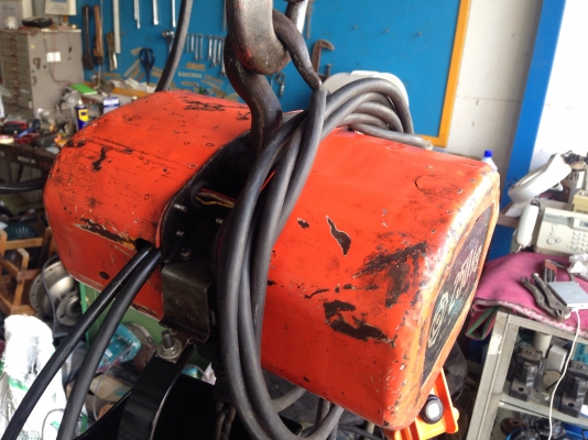 ขายรอกไฟฟ้า Hitachi 250kg. 380V สภาพสวยเดิมๆ เปลี่ยนรีโมท วิ่งนิ่ม พร้อมใช้งาน