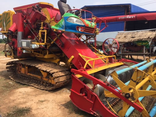 ขายรถเกี่ยวข้าวเกษตรรุ่นปล้ดหนี้เครื่อง 6HH1 210แรง ราคา 480000บาทครับ