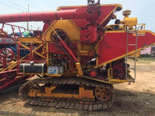 ขายรถเกี่ยวข้าวเกษตรรุ่นปล้ดหนี้เครื่อง 6HH1 210แรง ราคา 480000บาทครับ