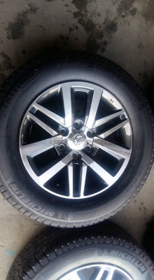 ขายล้อแม็กป้ายแดง new fortuner 18" ยางปี16  สนใจติดต่อ ตาเล็ก ล้อและยางครับ 081-3747940