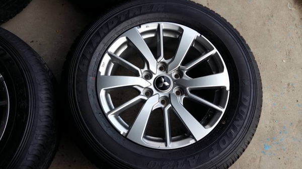 ขายล้อแม็กป้ายแดง new pajero 18" ยางปี16 สนใจติดต่อ ตาเล็ก ล้อและยางครับ 081-3747940