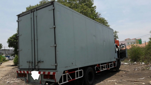 รถบรรทุก 6 ล้อ HINO ตู้ 10 บานข้าง เครื่อง 210 แรง ปี 45  ยาว 7.20 เมตร ราคา 650,000 บ.รถอยู่รังสิต