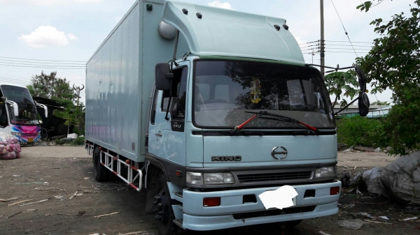 รถบรรทุก 6 ล้อ HINO ตู้ 10 บานข้าง เครื่อง 210 แรง ปี 45  ยาว 7.20 เมตร ราคา 650,000 บ.รถอยู่รังสิต
