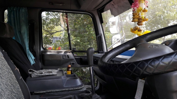 รถบรรทุก 6 ล้อ HINO ตู้ 10 บานข้าง เครื่อง 210 แรง ปี 45  ยาว 7.20 เมตร ราคา 650,000 บ.รถอยู่รังสิต