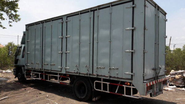 รถบรรทุก 6 ล้อ HINO ตู้ 10 บานข้าง เครื่อง 210 แรง ปี 45  ยาว 7.20 เมตร ราคา 650,000 บ.รถอยู่รังสิต