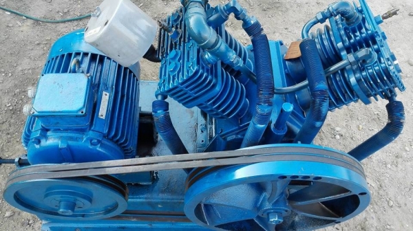 ** Sold ** หัวปั้มลมอังกฤษ ENGLAND มอเตอร์ BROOK 15 HP ไฟ 380V. นั่งแท่นรอสวมถัง หรือ จะเป่าบ่อบาดาลก็เหมาะมาเทสก่อนได้ครับ!!