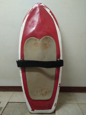 เวคบอร์ดแบบนั่งพร้อมอุปกรณ์ดึง