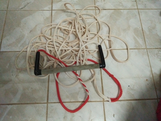 เวคบอร์ดแบบนั่งพร้อมอุปกรณ์ดึง