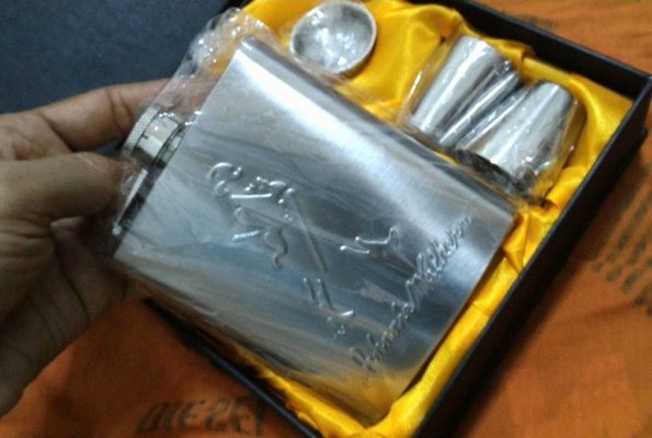 ชุดแบนใส่เหล้า ขนาด 7oz.มาครบชุดพร้อมกล่องแม่เหล็กเดิม เหมาะตั้งโชว์ก็สวย พกพาก็เท่ถูกใจ