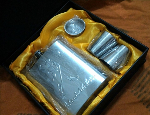 ชุดแบนใส่เหล้า ขนาด 7oz.มาครบชุดพร้อมกล่องแม่เหล็กเดิม เหมาะตั้งโชว์ก็สวย พกพาก็เท่ถูกใจ