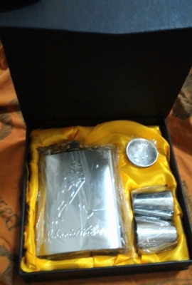 ชุดแบนใส่เหล้า ขนาด 7oz.มาครบชุดพร้อมกล่องแม่เหล็กเดิม เหมาะตั้งโชว์ก็สวย พกพาก็เท่ถูกใจ