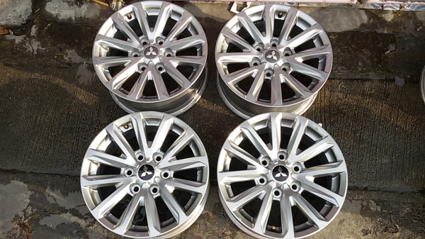 แม็กเปล่า Mitsubishi All New Triton ขอบ 17 กว้าง 7.5 ET+38 สภาพเดิมๆถอดป้ายแดง สวยๆไม่คดไม่ดุ้ง ไม่เคยเก็บสี มีรอย ยก-วาง เล็กน้อย  ราคา 4 วง 6,500 บาท