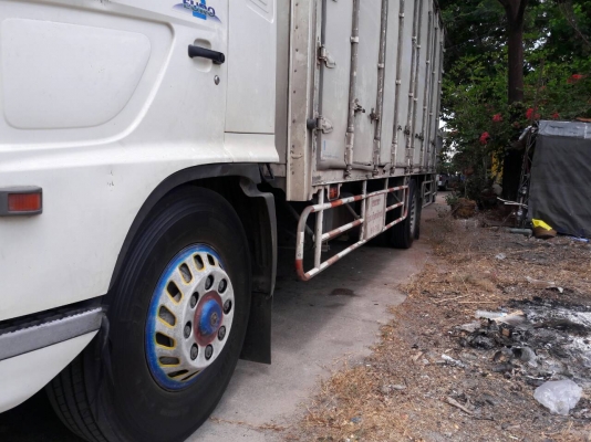 รถฮีโน่ 6 ล้อ ตู้แห้ง FG1J  220 แรงม้า. ปี 48.   ( รถวิ่ง 14x,xxx  กม. )     สนใจติดต่อ  081 - 6079515