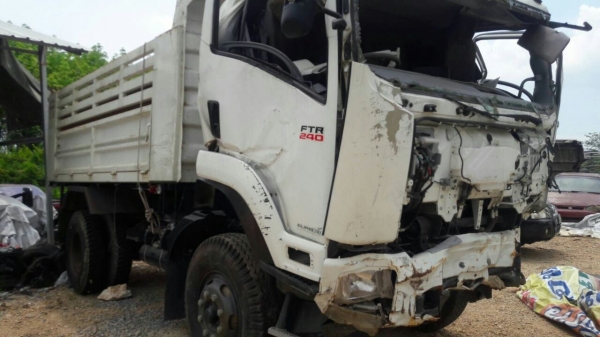 รถอีซูซุ 6 ล้อดั้ม FRR 240 แรงม้า  ปี 57.  ( * ขาย ตามสภาพ. )      สนใจติดต่อ  081 - 6079515