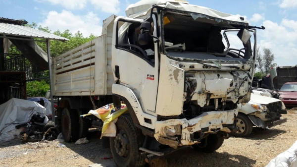 รถอีซูซุ 6 ล้อดั้ม FRR 240 แรงม้า  ปี 57.  ( * ขาย ตามสภาพ. )      สนใจติดต่อ  081 - 6079515