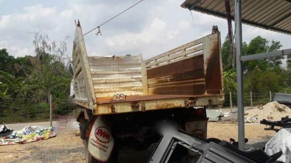 รถอีซูซุ 6 ล้อดั้ม FRR 240 แรงม้า  ปี 57.  ( * ขาย ตามสภาพ. )      สนใจติดต่อ  081 - 6079515