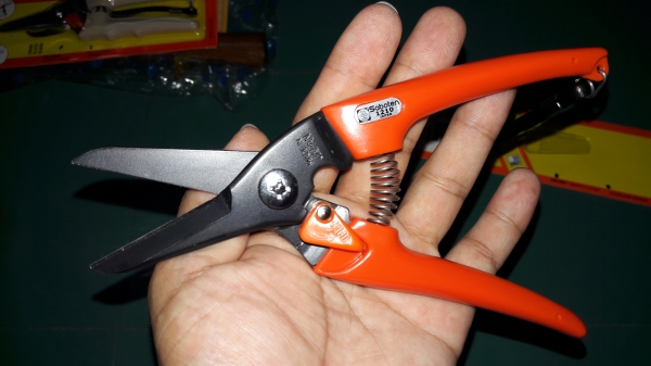 ขายกรรไกรตัดกิ่งไม้ตราตะบองเพชร Saboten Made in Japan. ขายกรรไกรตัดกิ่งไม้ตราตะบองเพชร Saboten Made in Japan.