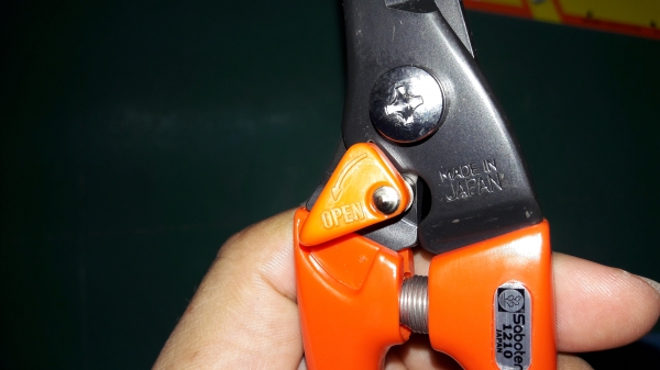 ขายกรรไกรตัดกิ่งไม้ตราตะบองเพชร Saboten Made in Japan. ขายกรรไกรตัดกิ่งไม้ตราตะบองเพชร Saboten Made in Japan.