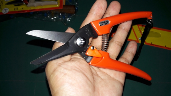 ขายกรรไกรตัดกิ่งไม้ตราตะบองเพชร Saboten Made in Japan. ขายกรรไกรตัดกิ่งไม้ตราตะบองเพชร Saboten Made in Japan.