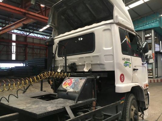 6 ล้อหัวลากนิสสัน