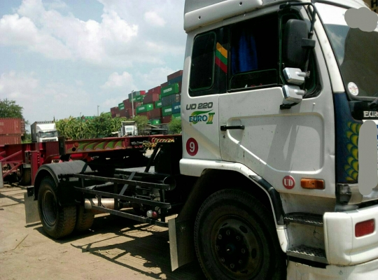 6 ล้อหัวลากนิสสัน