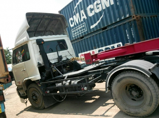 6 ล้อหัวลากนิสสัน