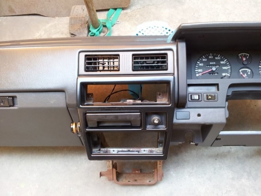 นวมคอนโซล Datsun 4WD รุ่นจอเหลี่ยม ไมล์ดีเซลTD27 A/T