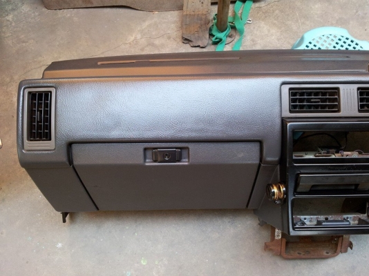 นวมคอนโซล Datsun 4WD รุ่นจอเหลี่ยม ไมล์ดีเซลTD27 A/T