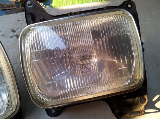 โคมดวงไฟหน้า Datsun รุ่นตาเล็ก แท้ญี่ปุ่น KOITO สวยไม่แตกร้าว โคมดวงไฟหน้า Datsun รุ่นตาเล็ก แท้ญี่ปุ่น KOITO สวยไม่แตกร้าว