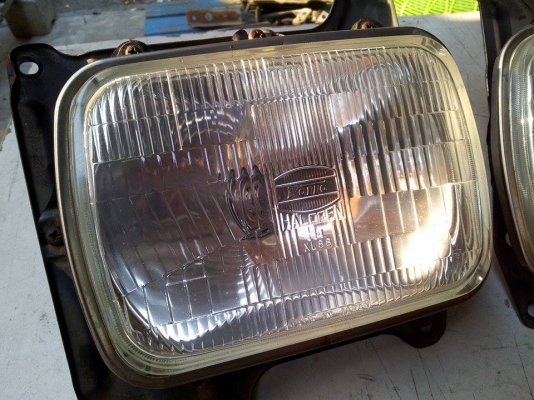 โคมดวงไฟหน้า Datsun รุ่นตาเล็ก แท้ญี่ปุ่น KOITO สวยไม่แตกร้าว โคมดวงไฟหน้า Datsun รุ่นตาเล็ก แท้ญี่ปุ่น KOITO สวยไม่แตกร้าว