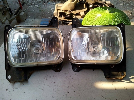 โคมดวงไฟหน้า Datsun รุ่นตาเล็ก  แท้ญี่ปุ่น KOITO สวยไม่แตกร้าว